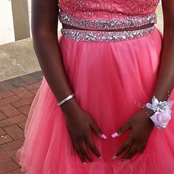 Prom Dresses - Picture 3 of 6